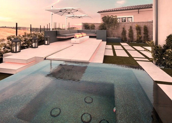 Image of a medium-sized, minimalist backyard infinity hot tub